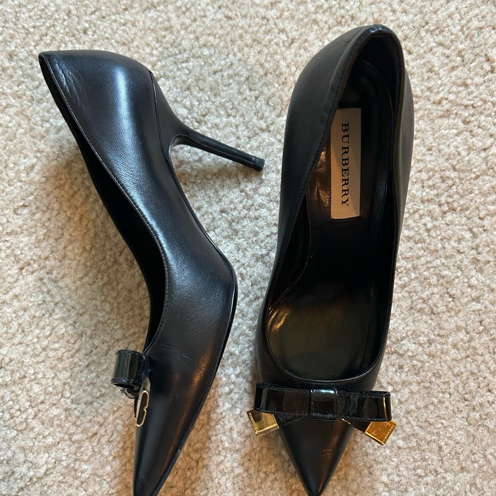 Burberry Black Pointed Leather Pumps with Gold Trim Bow - Picture 3 of 7